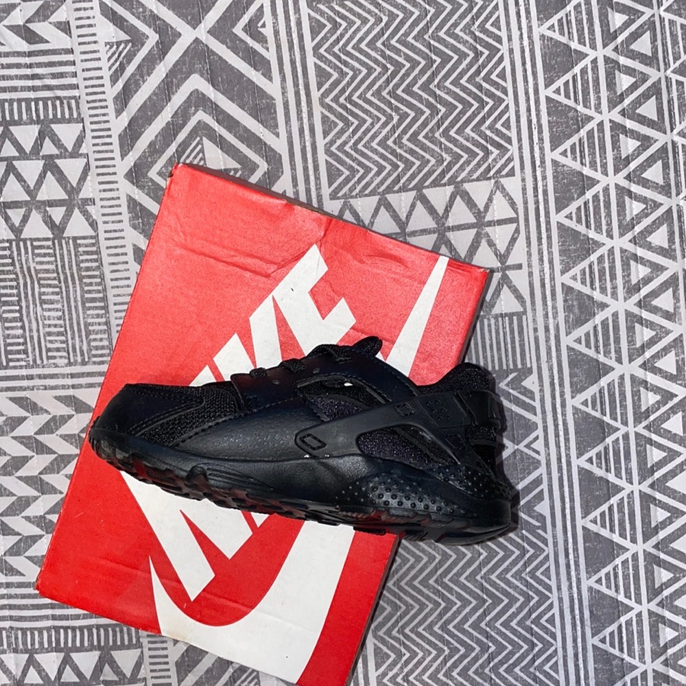 Nike Huarche Run Shoe. Size 10c. All black
